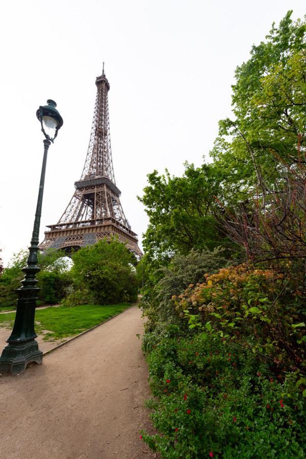 Au Pied De La Tour Paris Exterior foto